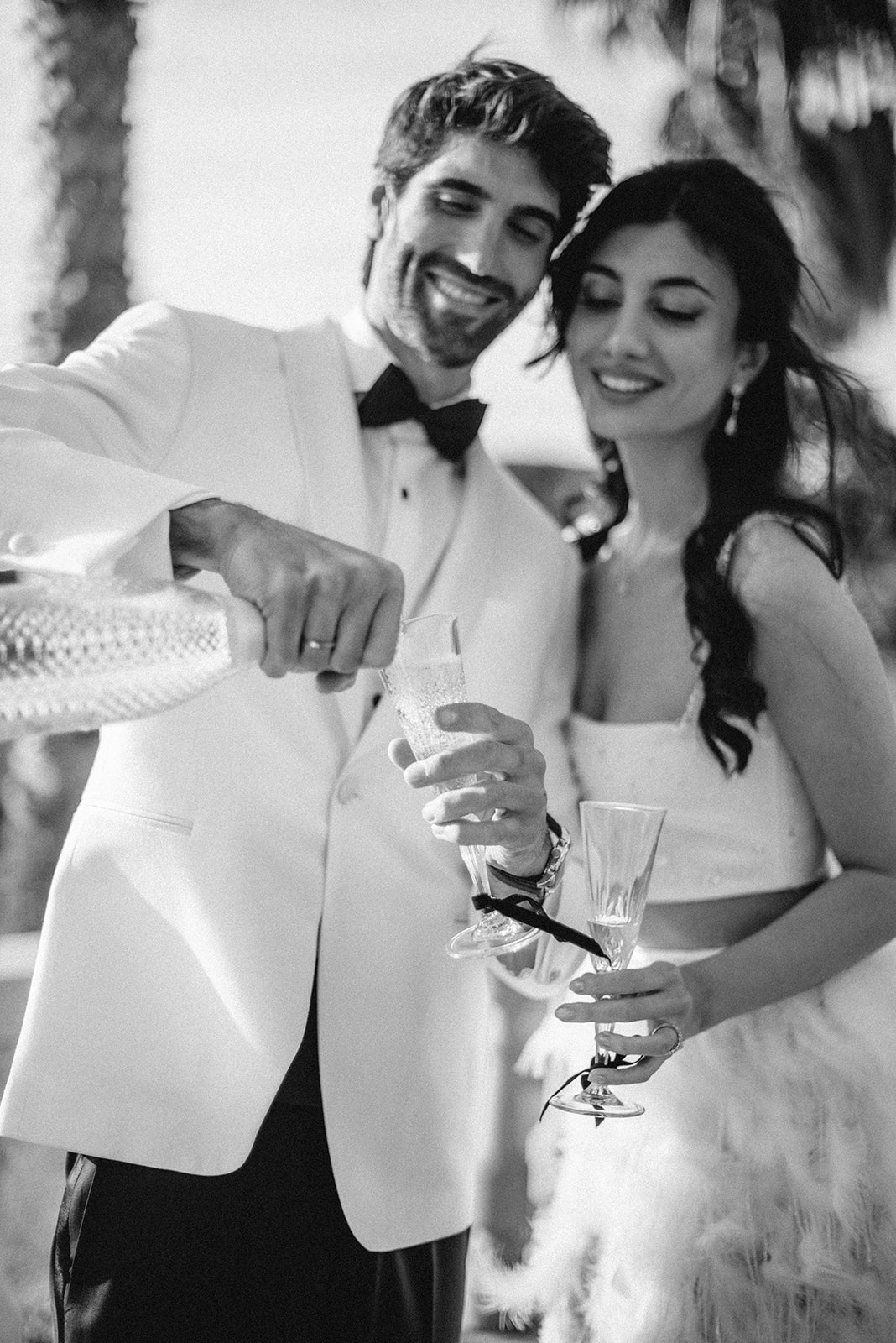 Pareja celebrando con un brindis en blanco y negro